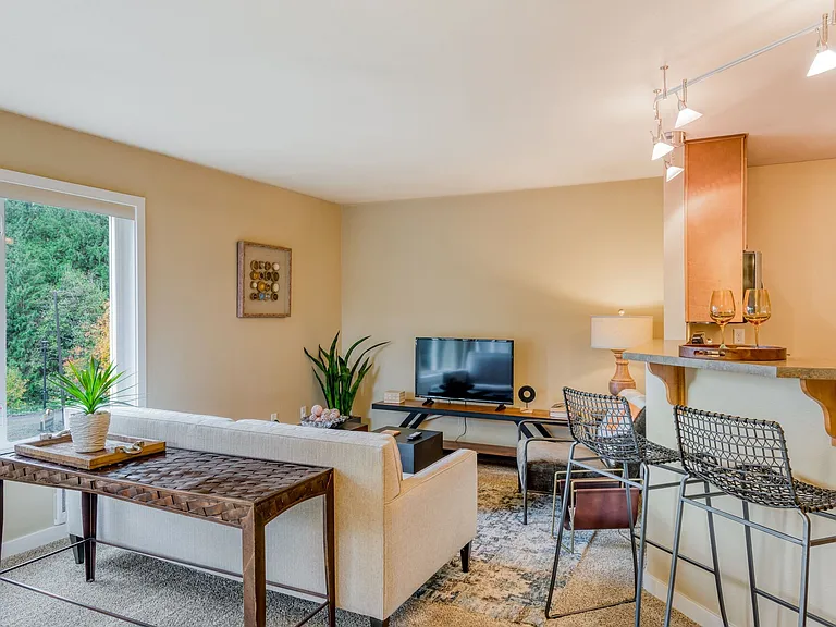 Sunset Summit Apartments — Photo 32