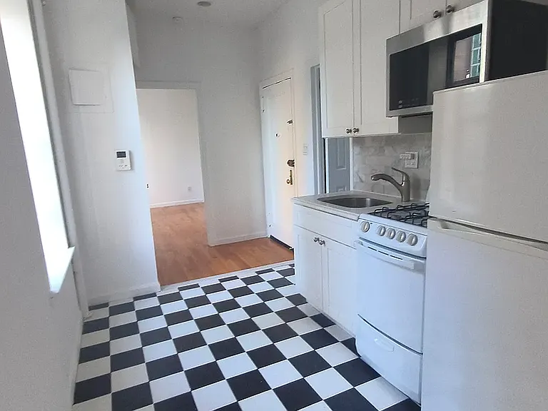 400 E 91st St #2E — Photo 9