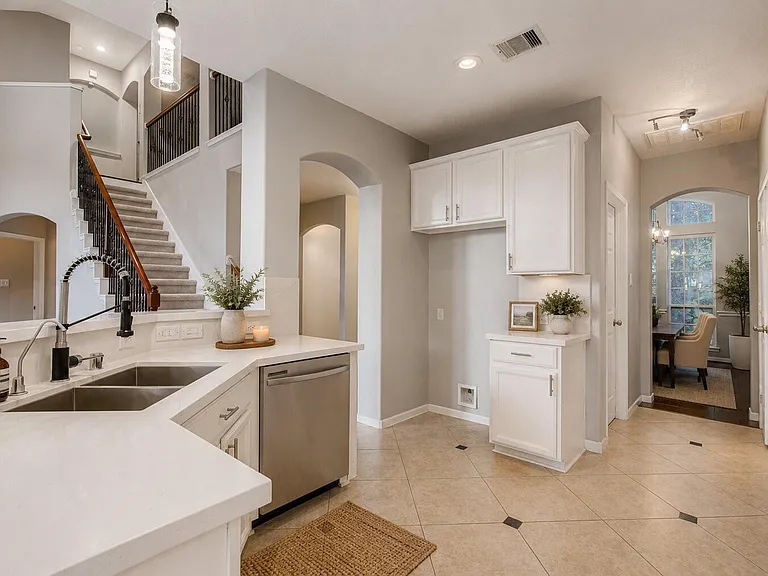 302 Trillium Dr — Photo 10