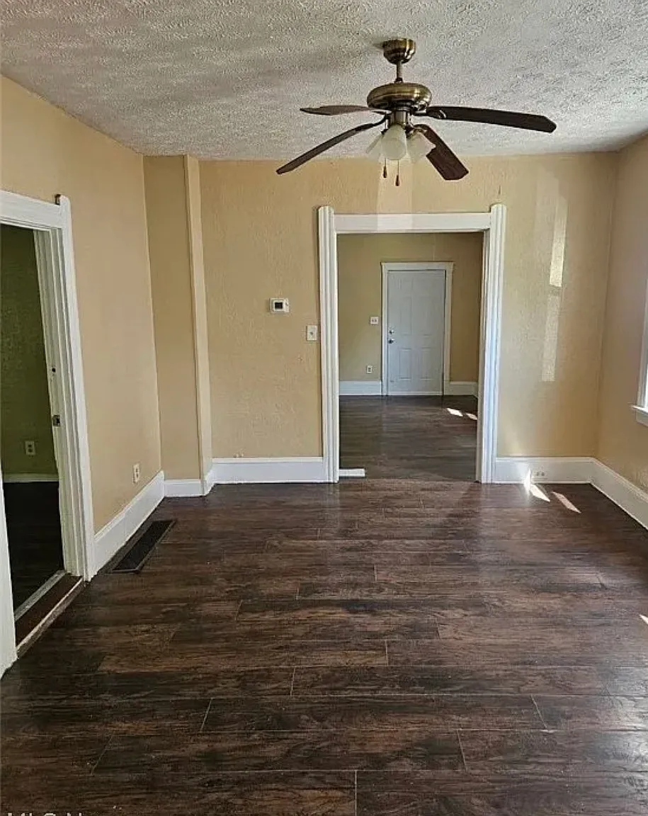 3 bed, 1050 sqft, $1,200 — Photo 3