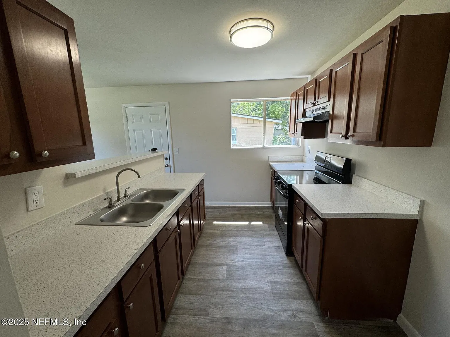 3 bed, 1.0 bath, 975 sqft, $1,450 — Photo 3