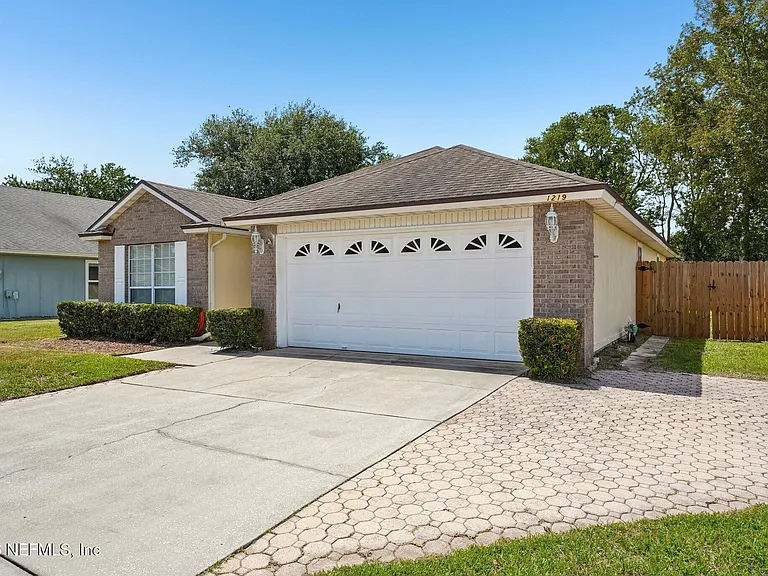 1219 Stern Way — Photo 3
