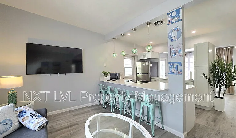 2348 Burton Ave — Photo 10