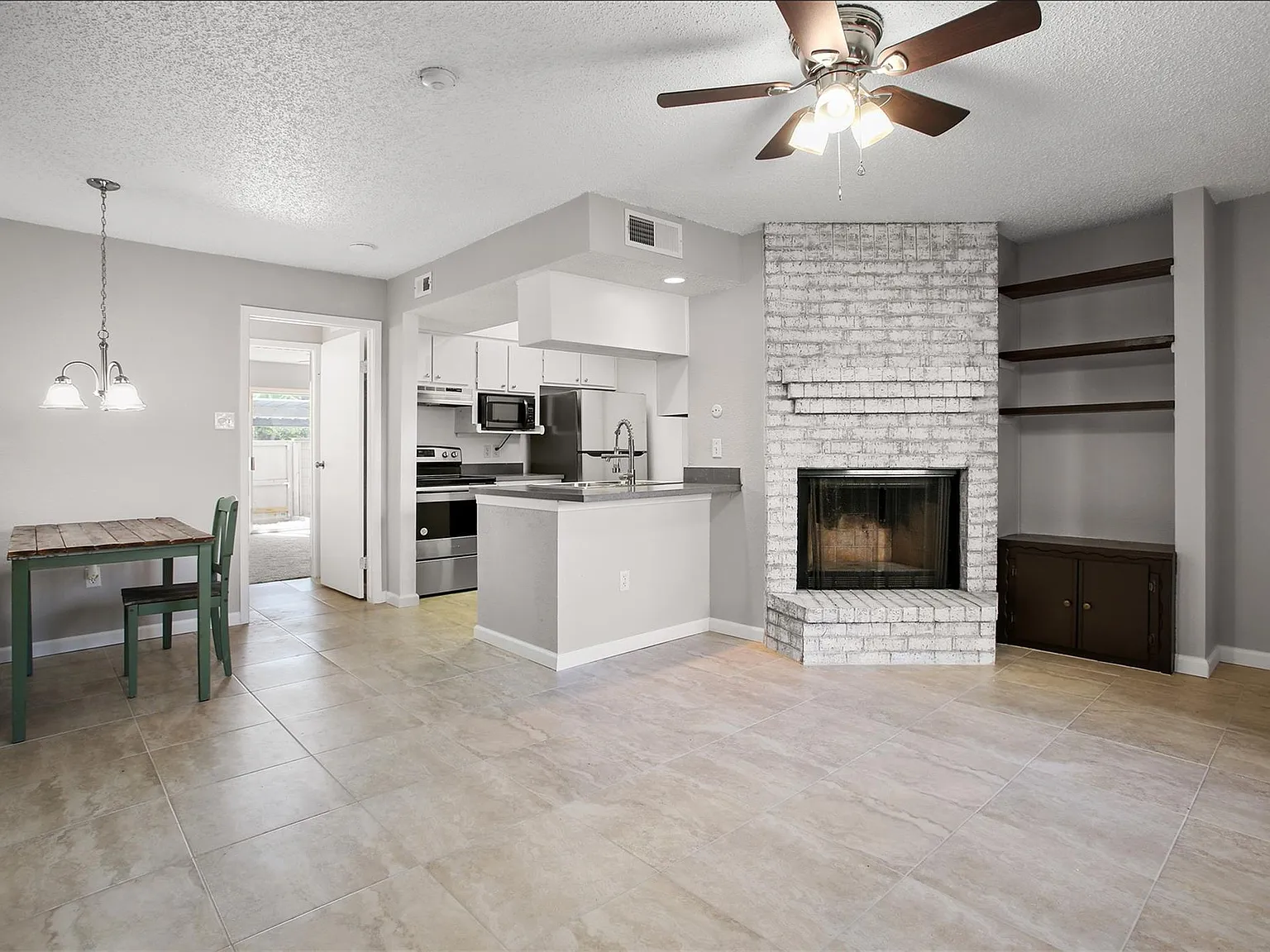 1 bed, 1.0 bath, 756 sqft, $1,350 — Photo 1
