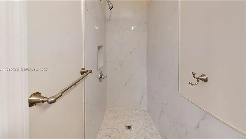 5 bed, 3.5 bath, 1923 sqft, $6,200 — Photo 2