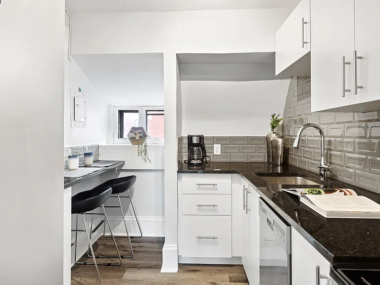 360 Friel St — Photo 34