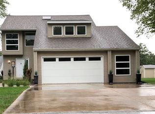 10930 E Country Club Dr, Effingham, IL 62401