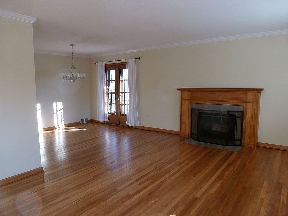 Living/Dining Area