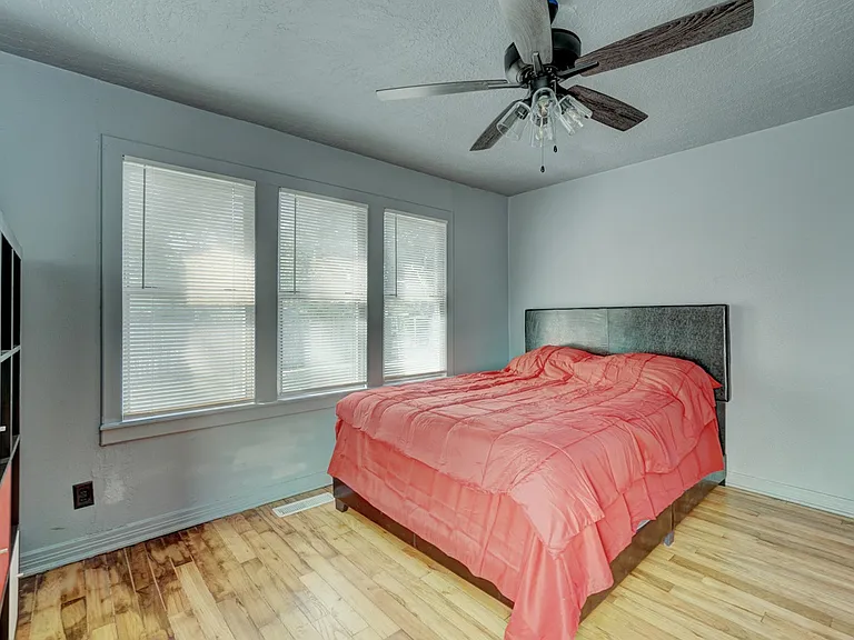 212 E Lindsey St — Photo 10