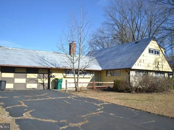 27 Spicebush Rd, Levittown, PA 19056