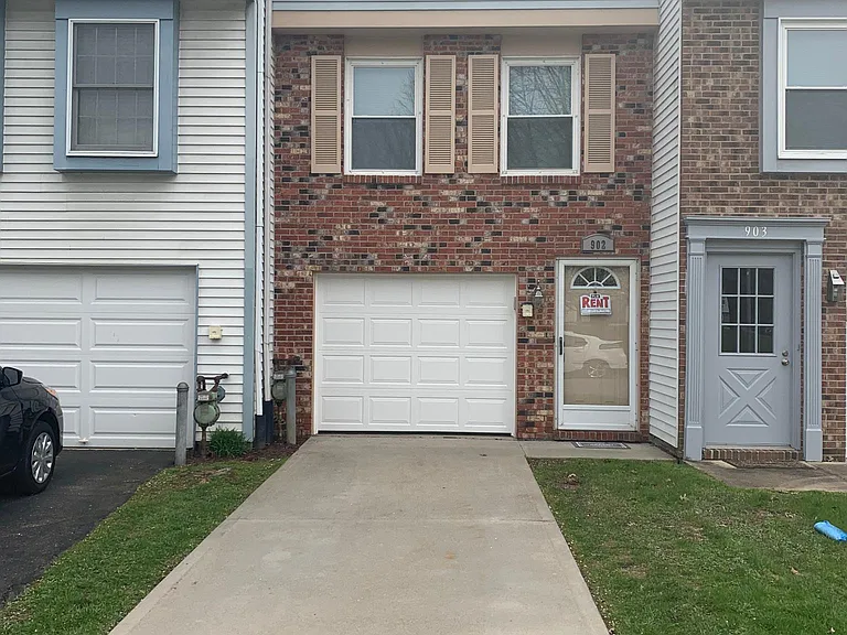 902 Lynwood Ct — Photo 1