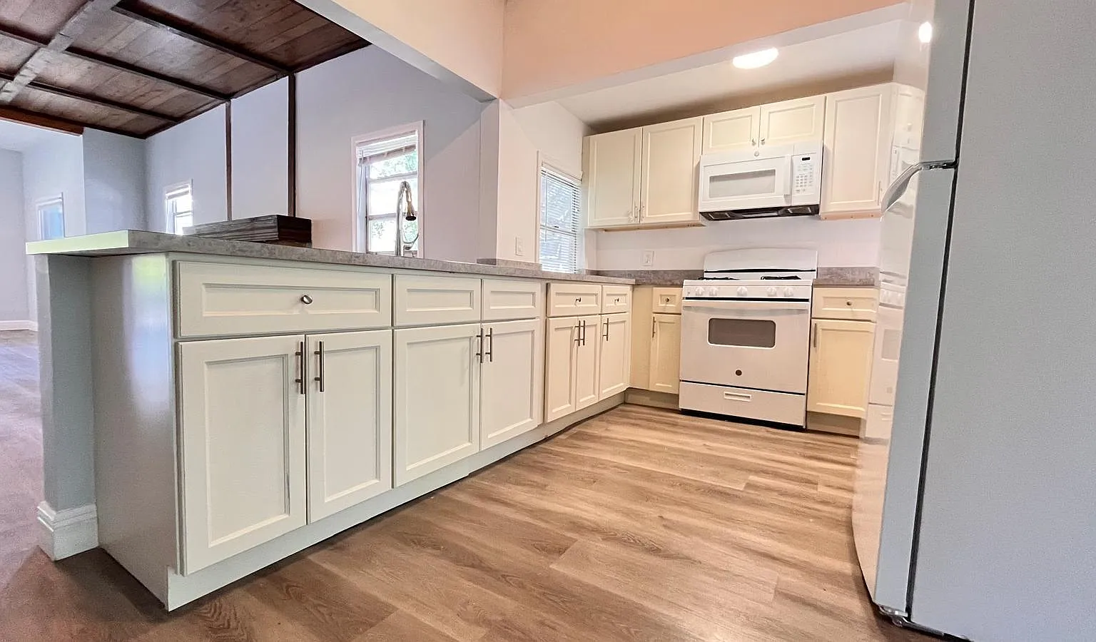 3 bed, 1.0 bath, 1211 sqft, $2,795 — Photo 2
