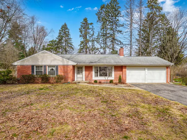 2424 Pine Ridge Rd, Kalamazoo, MI 49008