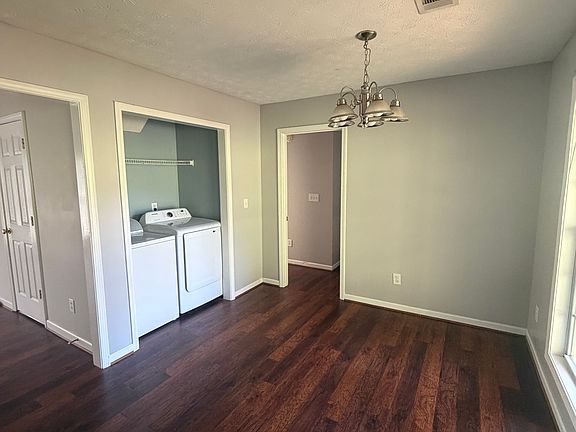 2nd image of 927 Lakeview Dr