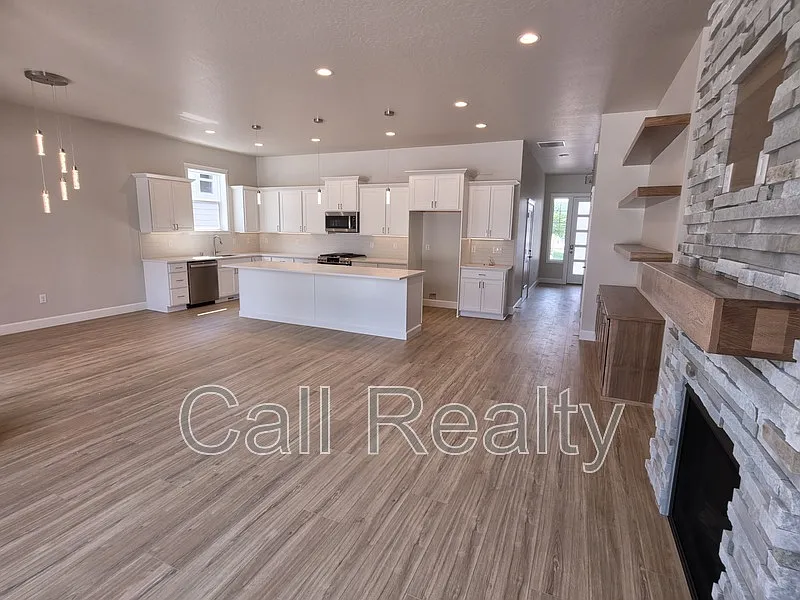 3 bed, 2.0 bath, 1500 sqft, $2,800 — Photo 2