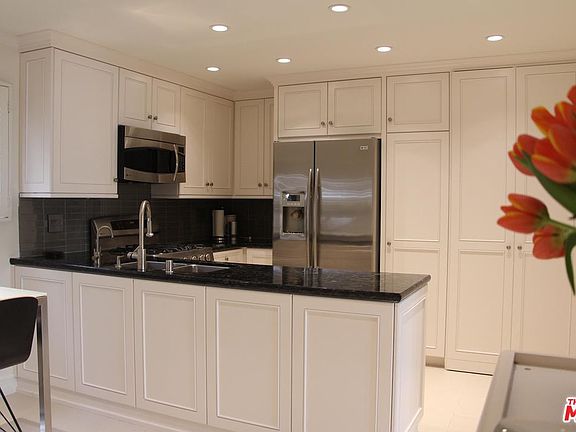 2nd image of 11438 Moorpark St Unit 3