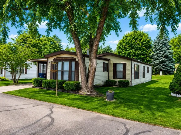 2663 Chickadee St, Rochester, MI 48309