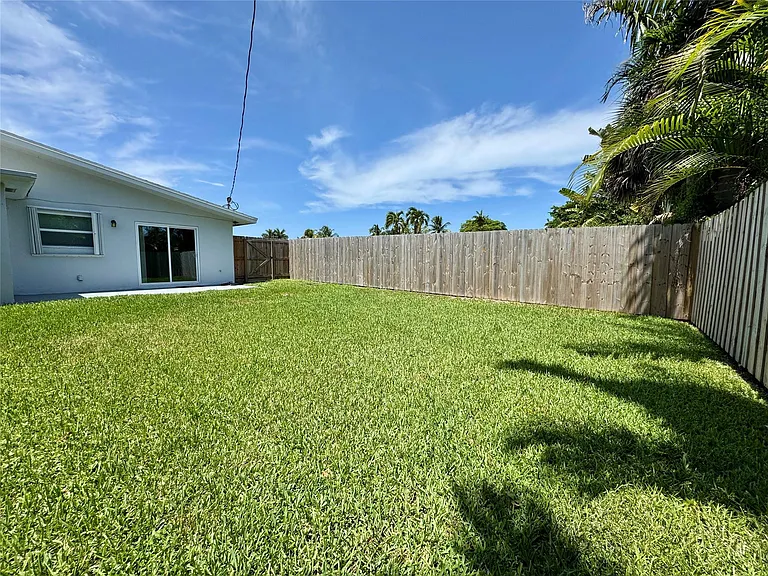 838 SW 14th St — Photo 18