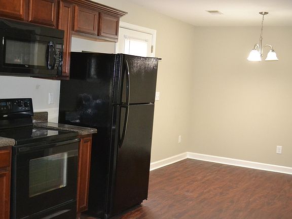 2nd image of 407 Woodbury St