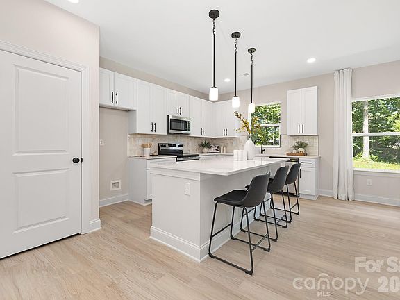 3rd image of 4015 Oakdale Rd