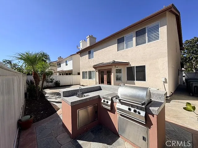 28 Granada — Photo 16