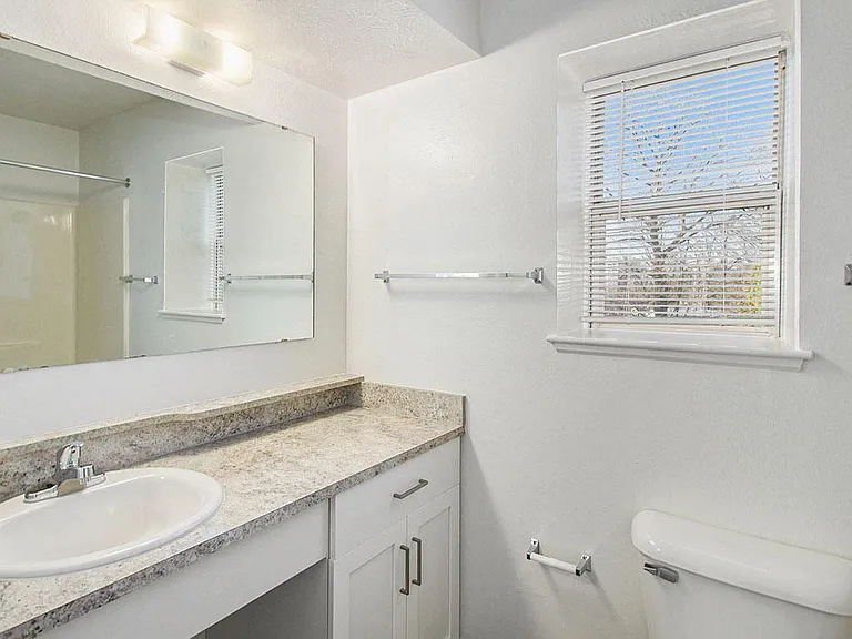 Brentwood Park Apartments — Photo 24