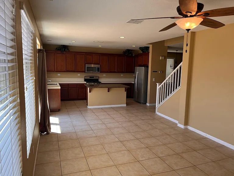 1066 Amber Ridge Ln — Photo 3
