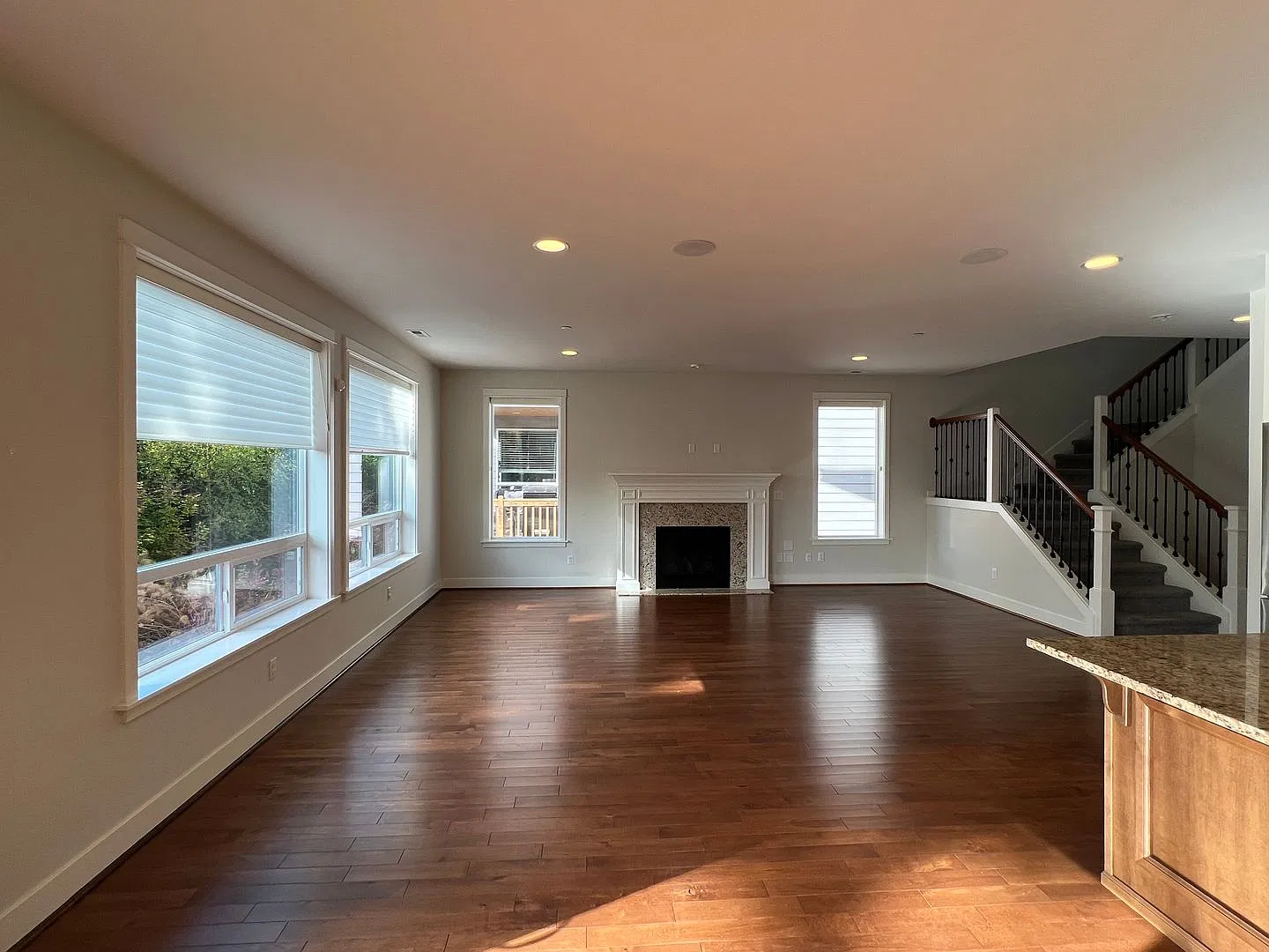 Spacious 4 Bedroom Home Near Edmonds with Bonus Rooms & In-Law Suite - Avail NOW! — Photo 3