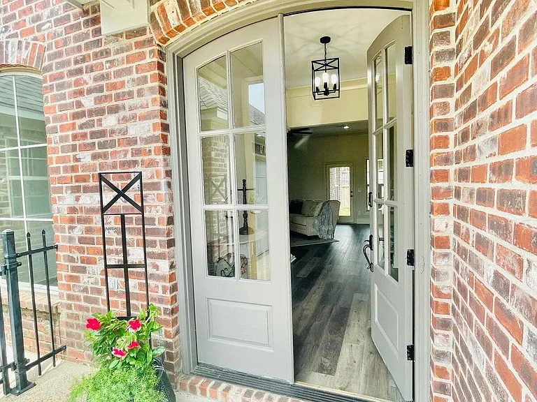 718 Chambord Dr — Photo 4