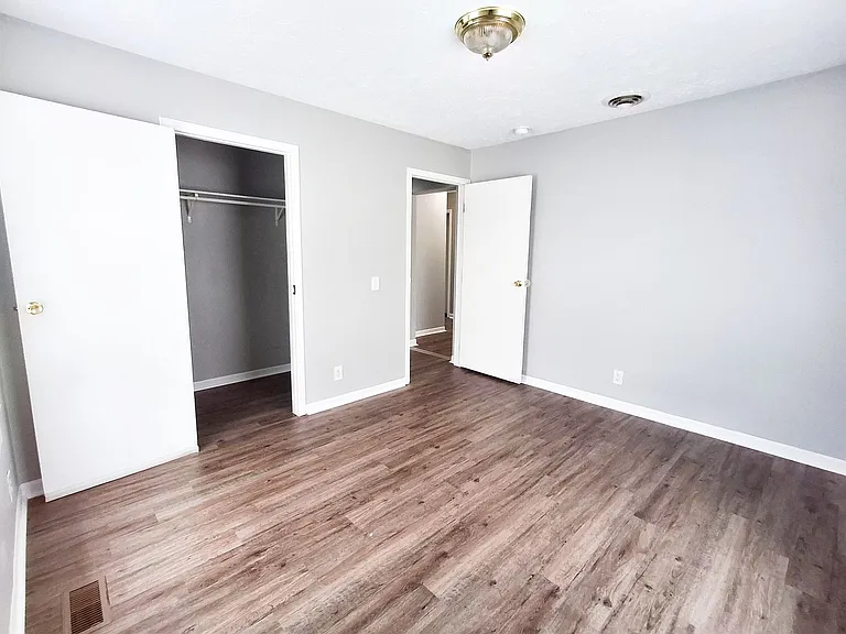 218 E Liberty St — Photo 6