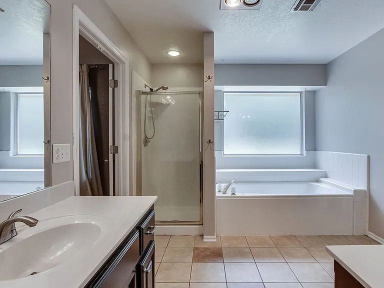 2701 Shady Tree Ln — Photo 28