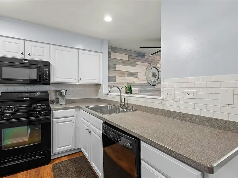604 Lincoln Station Dr — Photo 6