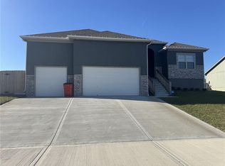 708 Whitetail Dr, Oak Grove, MO 64075