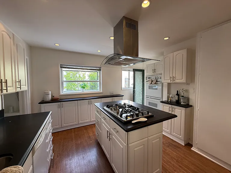 8748 Ashcroft Ave — Photo 22