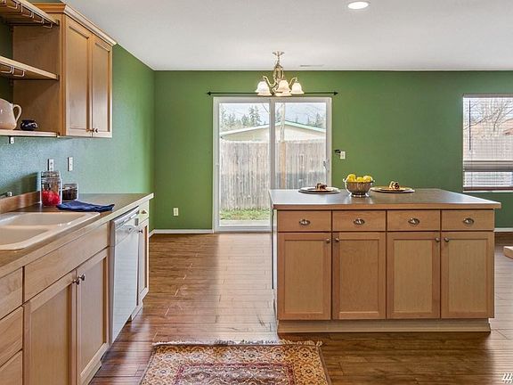 3rd image of 118 NE Tucannon Ct