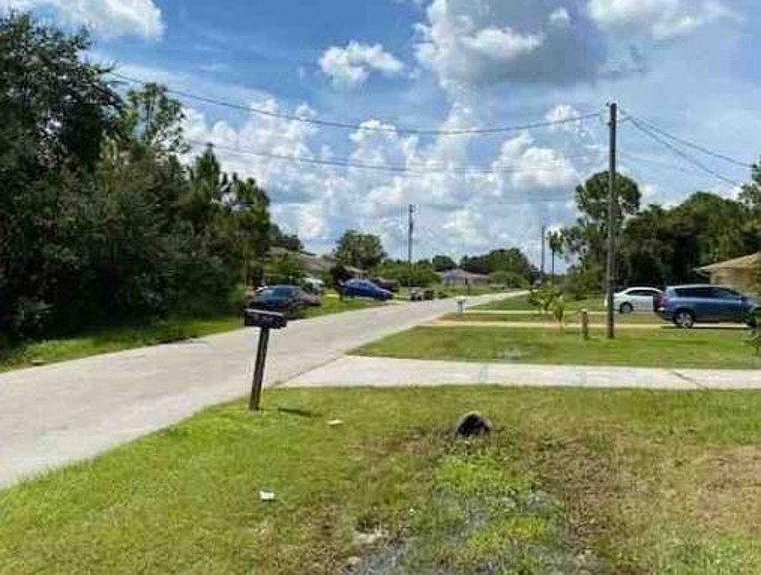Exterior Neighborhood (street photo)
