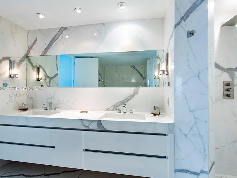 100 S Pointe Dr #3701 — Photo 16