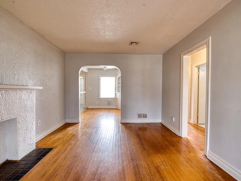 1132 N Saint Clair Ave — Photo 6