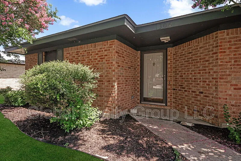 2 bed, 1.0 bath, 1024 sqft, $1,250 — Photo 2