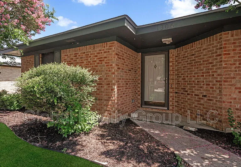 306 Meadow Dr — Photo 2