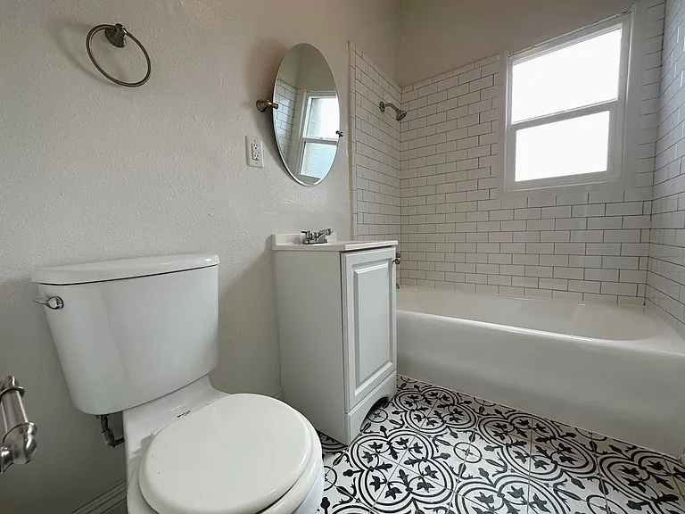 Studios available in East Hollywood, Los Angeles — Photo 8