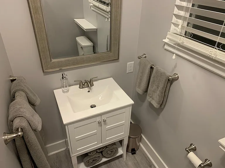 Main bathroom, New toilet, New vanity