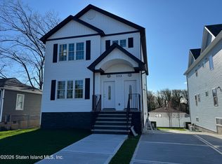 552 Drumgoole Rd E, Staten Island, NY
