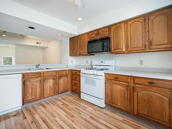 4th image of 661 E Lake Front Cir