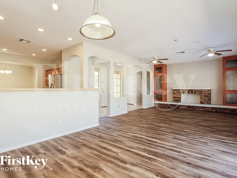 7803 S 5th Dr — Photo 5