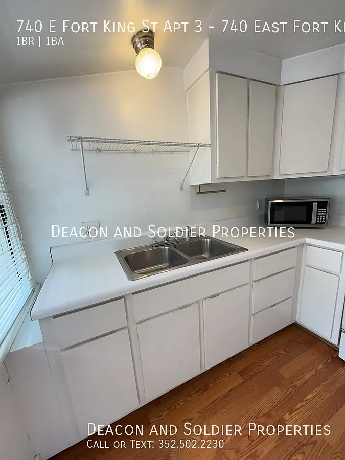 Building Photo - 740 E Fort King St #3