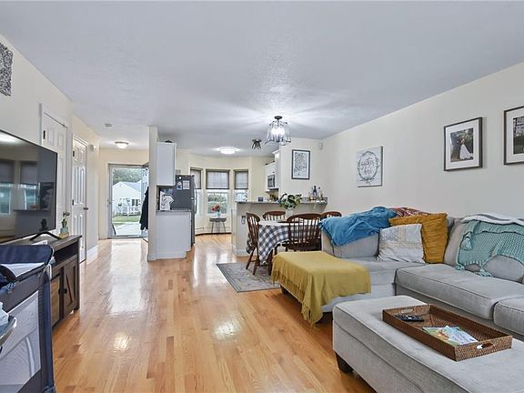 5th image of 565 Quaker Ln APT 106