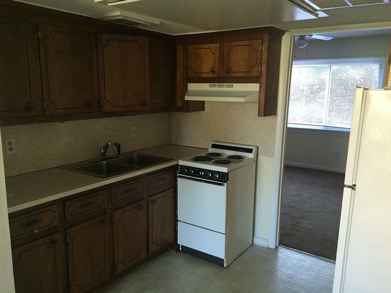 2nd image of 904 E 14th St APT 1