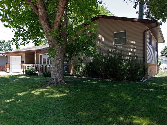 2nd image of 905 W Philip Ave