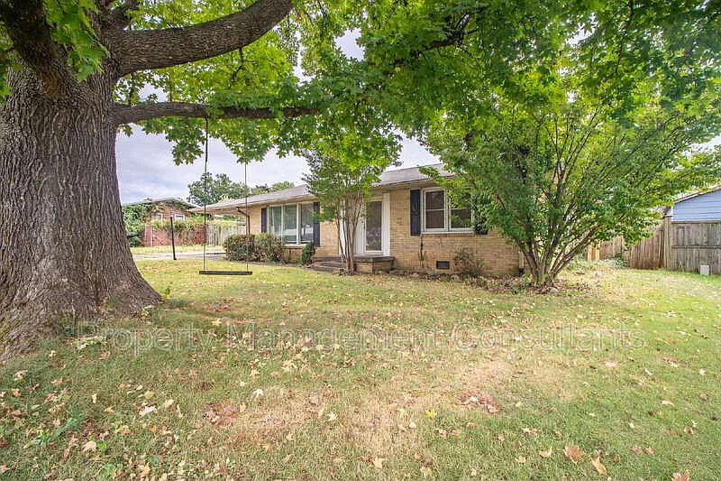 3 bed, 2.0 bath, 1230 sqft, $1,300 — Photo 3